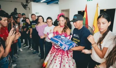 La Reina Salwa con el director de Carnaval, Juan Ospino Acuña. 