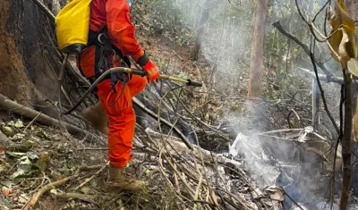 Bomberos en el lugar del accidente. 