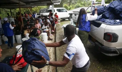 Funcionarios del consorcio Sharp participan en la entrega de ayuda humanitaria.