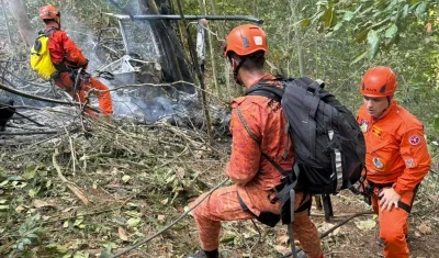 Bomberos trabajan en el lugar donde ocurrió el accidente.