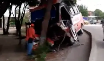 La buseta colisionó al final con un árbol. 