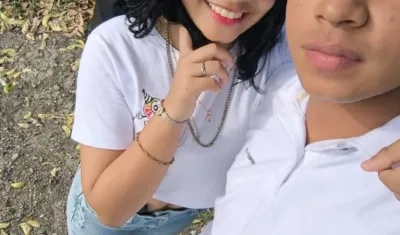 Eder Gonzales Herrera, de 17 años, y su hermanita de 13. 