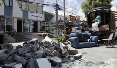 Afectados por el terremoto del pasado lunes sacan sus pertenencias de las viviendas en Manizales.