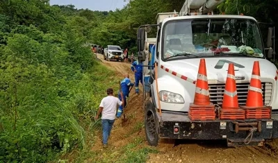 Operarios de Air-e trabajando para restablecer el servicio.