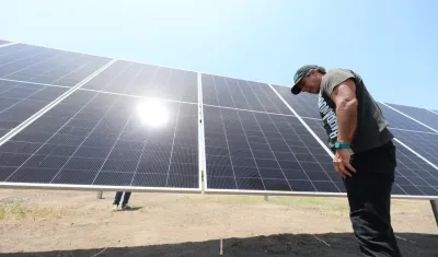 El alcalde Alejandro Char en el avance de la construcción de la granja solar. 