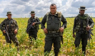 Alexander Díaz Mendoza, alias ‘Calarcá’, con integrantes de las disidencias