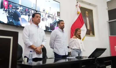 Imagen de la sesión extraordinaria y de la mesa directiva de la Asamblea.