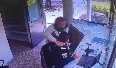 Momento en que el sospechoso atacó al uniformado. 