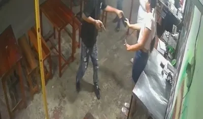 Atraco en establecimiento comercial de Los Almendros.