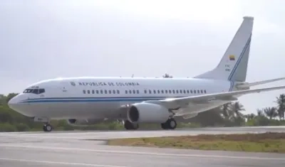 Momento del aterrizaje del avión presidencial.
