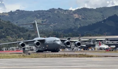El avión aterrizó en el aeropuerto de Medellín. 