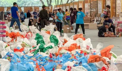 Zona de acopio de ayudas para los damnificados por el terremoto. 