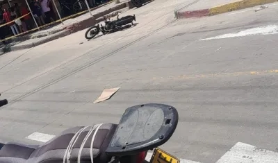 La motocicleta en la que se movilizaba los supuestos delincuentes quedó tendida en el lugar. 