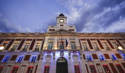 La Comunidad de Madrid ilumina este viernes con los colores de la bandera de Colombia la fachada de la Real Casa de Correos.
