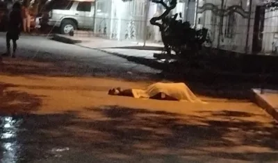 La víctima quedó muerta en el lugar donde le dispararon. 