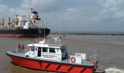 Un buque ingresando al canal del acceso del puerto de Barranquilla. 
