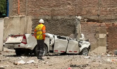 Imagen de un rescatista en Cali.
