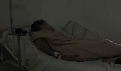 Joven que presenta la fractura en su húmero izquierdo. 