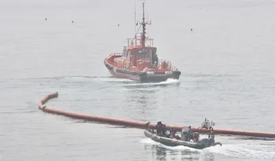 Instalación de una boya flotante para marcar el límite entre la playa del Tarajal de Ceuta y Marruecos.