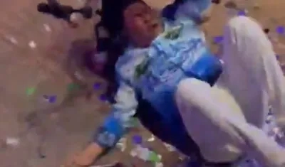Momento de la caída del cantante Churo Díaz.