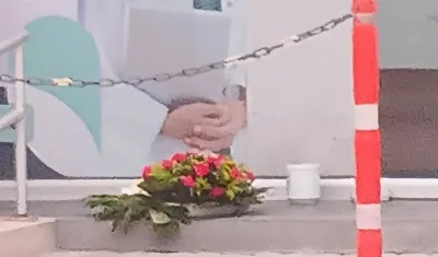 La corona fúnebre encontrada en la entrada de la entidad. 