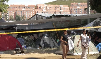 Personas esperan en carpas este jueves, junto al edificio Reserva de Meléndez, en Cali.
