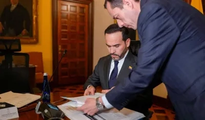 De La Espriella firmando documentos de extradición.