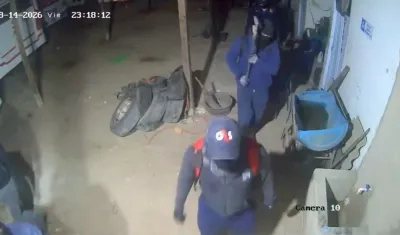 Los delincuentes dentro de las instalaciones de la empresa. 