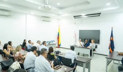 Docentes y coordinadores de los programas de posgrado de Uniatlántico reunidos con el rector.