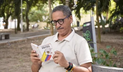 Eder Figueroa con la Constitución Política.
