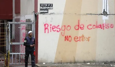 Edificio con daños estructurales después del terremoto.