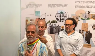 El acuarelista Roberto Angulo recibiendo la  ‘Medalla ciudad de Barranquilla’.