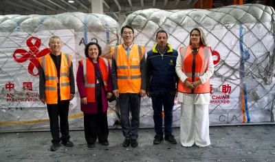 El embajador de China en Colombia, Zu Jingyang, entregando la ayuda humanitaria.
