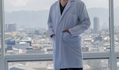 El médico Leonardo Herrera, jefe de cirugía general y autor del libro.