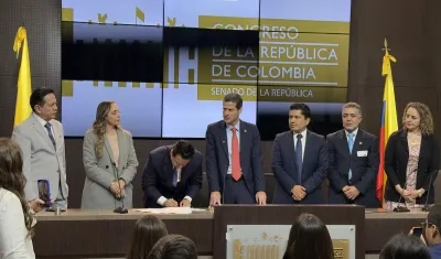 El ministro de Comercio, Mauricio Gómez, radicando el proyecto de ley.