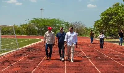 El rector en el recorrido por la pista atlética de la Universidad