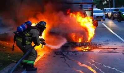 Los bomberos atendiendo la emergencia. 