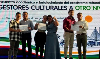 Entrega de diploma a los egresados del diplomado en Gestión cultural.