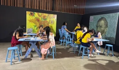  En la exposición VanGogh, los visitantes descubren 50 obras en nueve espacios temáticos ambientados.
