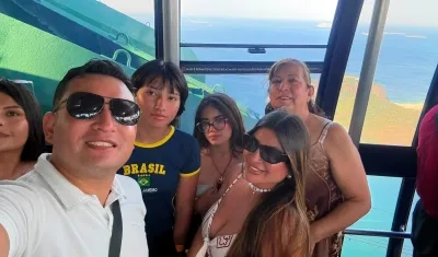 Víctor Manrique (gafas negras) escribió los familiares que perdió (las últimas tres mujeres de la derecha).