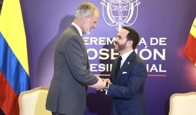 El Rey Felipe VI saluda a Abelardo De La Espriella.