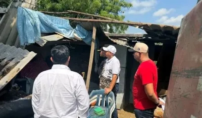 Funcionarios de la Oficina de Emergencias visitando las zonas afectadas.