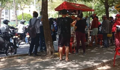 Personas aglomeradas en el sitio donde fue baleado el comerciante. 