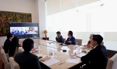 El secretario de Relaciones Exteriores, Roberto Velasco, durante una reunión con la Embajada de México en Colombia. 