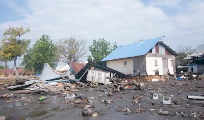 Una casa dañada tras un terremoto de magnitud 7,7 en Mbay.
