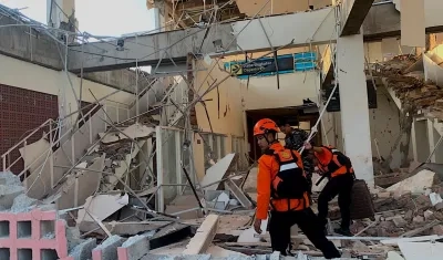 Rescatistas buscando víctimas tras un terremoto de magnitud 7,7.