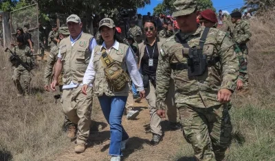 Keiko Fujimori, presidenta de Perú, durante su visita a las bases de la Policía Nacional y del Ejército, en la región Junín.