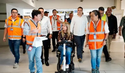 La Ministra de Transporte en el Cortissoz con el director de la Aerocivil