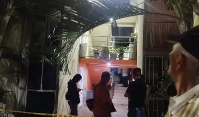 La Policía acordonó el área para la inspección del cuerpo del hombre. 