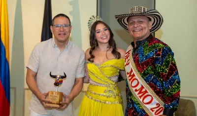Los reyes del Carnaval de Barranquilla 2026 Michelle Char y Adolfo Maury junto al alcalde de Cúcuta Jorge Acevedo.